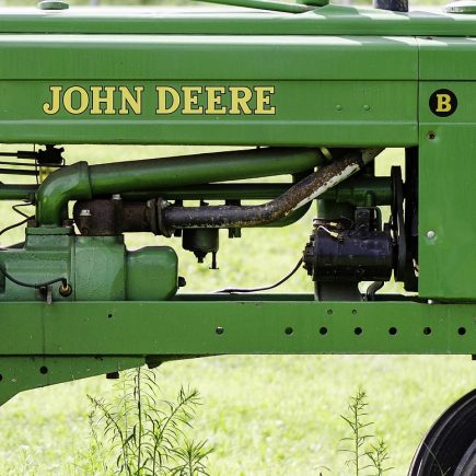 Akcesoria John Deere – praktyczne dodatki dla miłośników marki